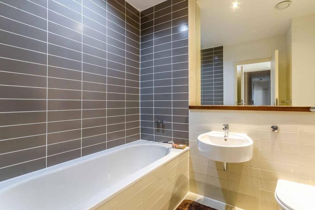 Luxurious Flat Sunny, Quiet, Design, Lift, Balcony Leilighet London Eksteriør bilde